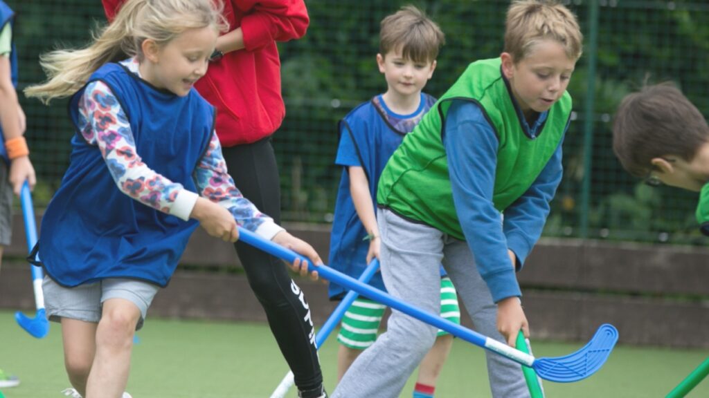 kids playing hockey